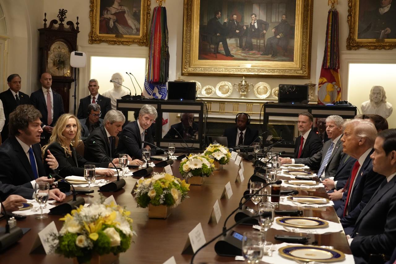Javier Milei dialoga con Donald Trump durante su visita oficial a la Casa Blanca. Al lado de Trump, frente a Karina Milei y Luis Caputo, se encuentra Chris Wright, (Washington, Estados Unidos)