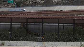 Autoridades de Texas quitan alambrada