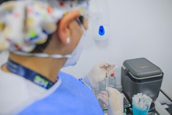 Una enfermera se prepara para