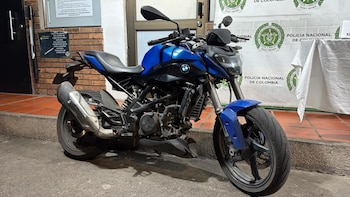 Las autoridades inmovilizaron la motocicleta de los sospechosos por presentar sistemas de identificación regrabados - crédito Mebog