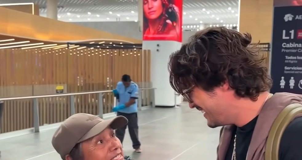 Aunque han pasado años desde la serie, la caracterización del actor sigue tan presente que algunos admiradores todavía lo relacionan directamente con el cantante.