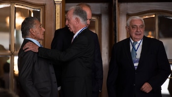 Eduardo Eurnekian saludando a Jorge