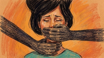 Ilustración de una mujer con el rostro y parte del torso. Dos manos oscuras cubren su boca y cuello. La mujer tiene los ojos cerrados y lágrimas en su mejilla.