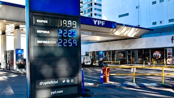 Un cartel digital negro con números azules brillantes que muestran los precios de la nafta Super, Infinia e Infinia Diesel en una estación YPF