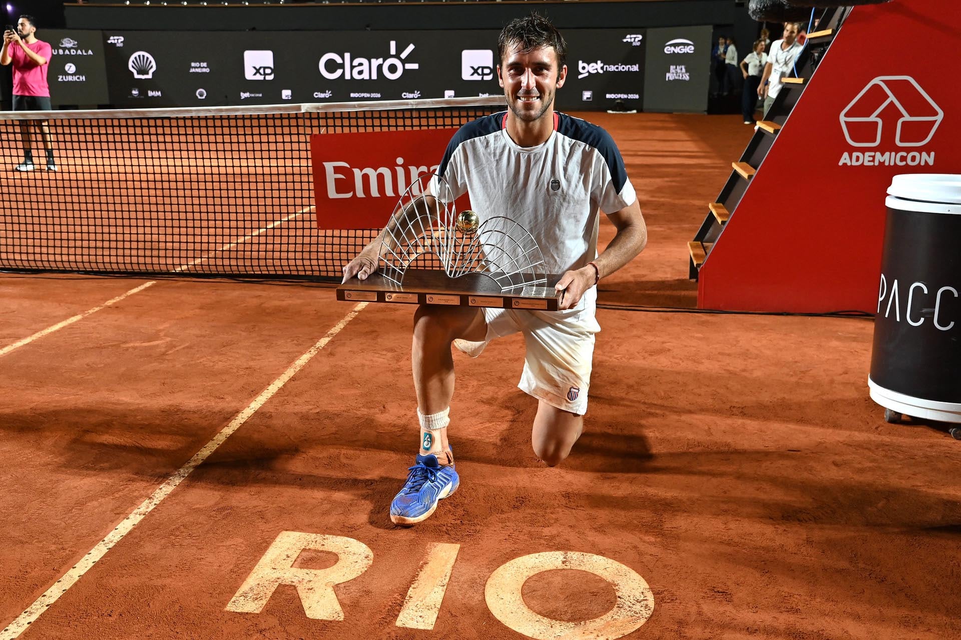 Tomás Etcheverry posa de rodillas con el trofeo de campeón (Fuente: Río Open)