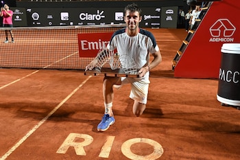 Tomás Etcheverry posa de rodillas