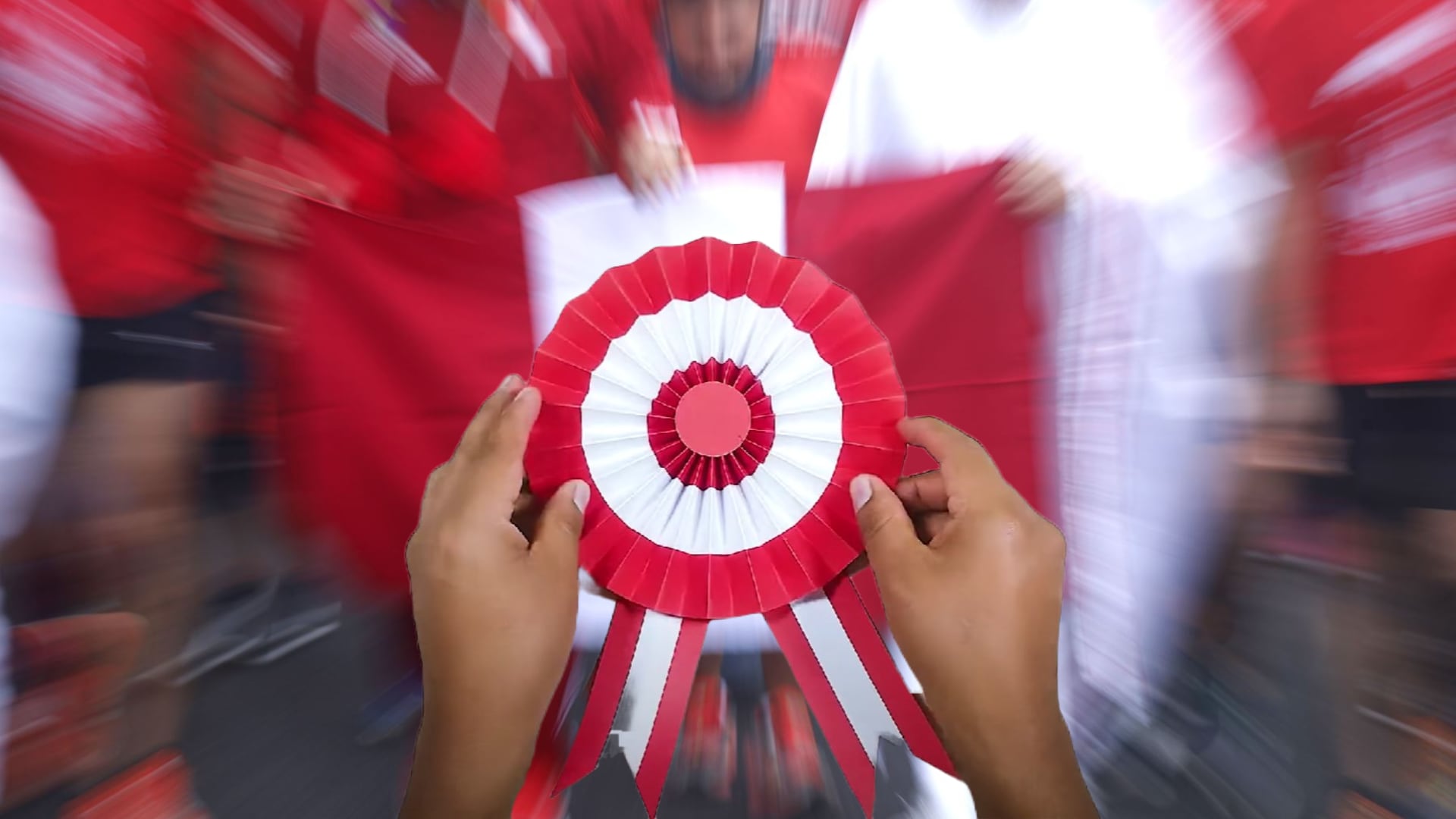En honor a nuestra independencia, llevamos con honor la escarapela peruana. Un recordatorio de la valentía y el espíritu indomable de nuestro pueblo. Foto: composición