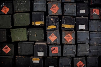 Cajas de municiones en una