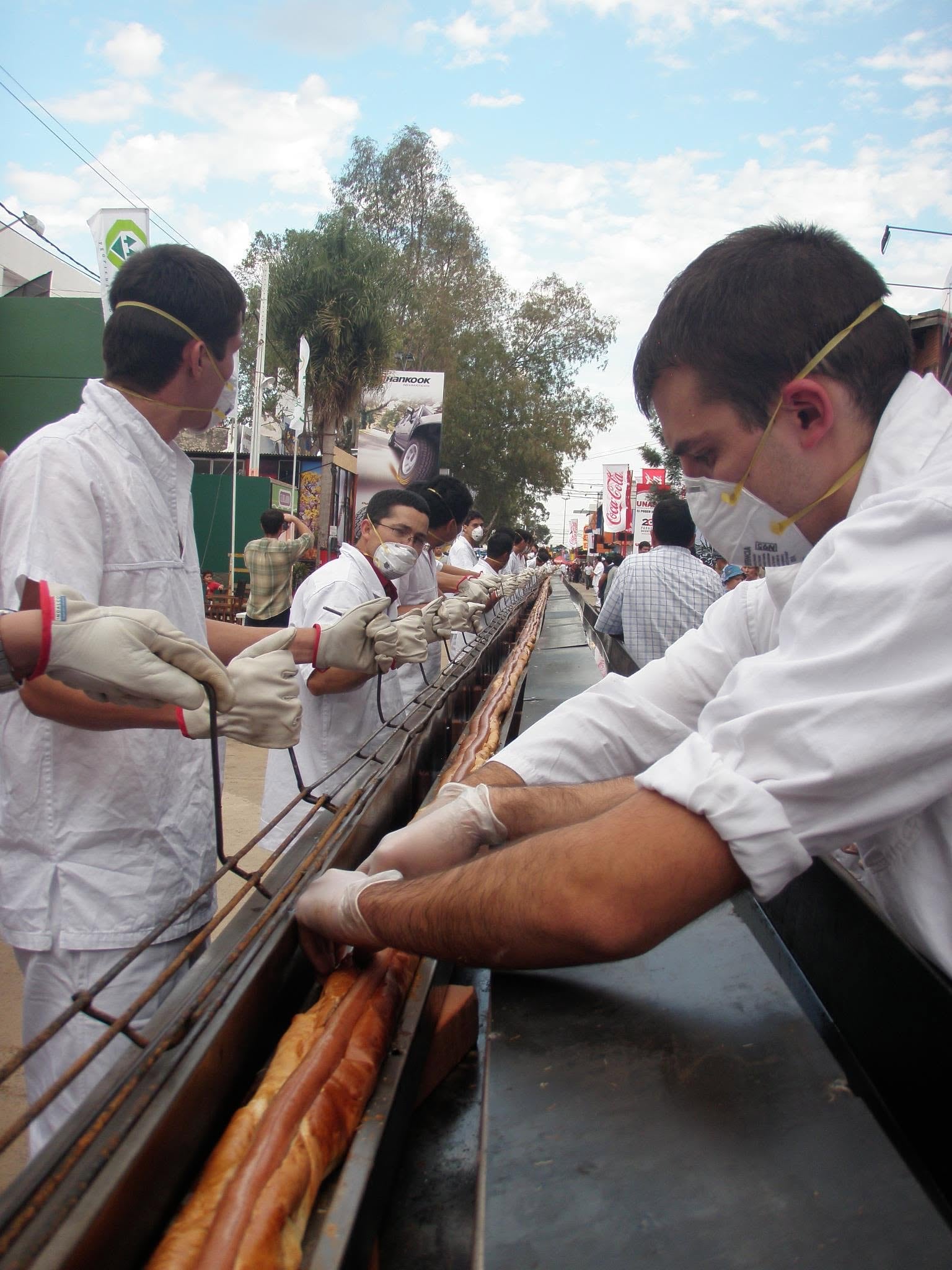 Guinness también registró en Paraguay el pancho más largo del mundo, con 203,80 metros, elaborado el 15 de julio de 2011 por el bicentenario del país (Créditos: Récord Guinness)