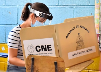Una mujer participa durante las elecciones primarias en San Pedro Sula (Honduras). Fotografía de archivo. EFE/José Valle