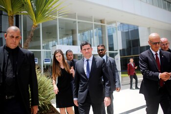 Moro sale caminando del Planalto