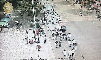 Manifestantes se desplazan por Avenida Juárez (X@OVIALCDMX)