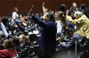 Morena prevé permitir que sus diputados busquen la reelección sin solicitar licencia.
Crédito: Cuartoscuro