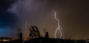 Un rayo cae sobre San Sebastián durante una tormenta registrada tras un caluroso día, a 21 de abril de 2026. (EFE/Javier Etxezarreta)