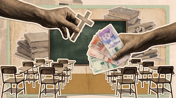 Fotomontaje de un aula escolar con pupitres, un pizarrón, una mano con una cruz de madera y otra mano sosteniendo billetes de Colombia.