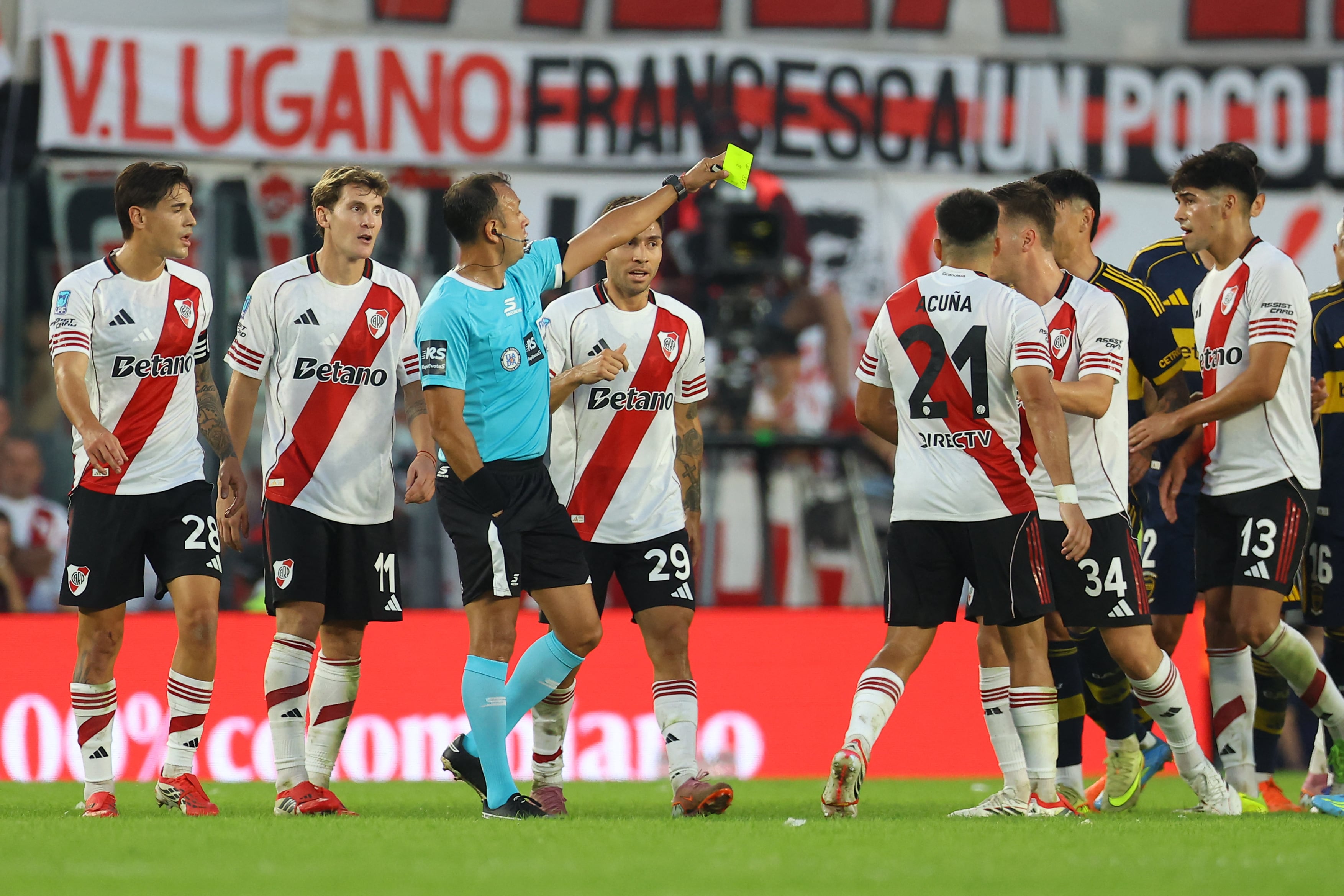 Al final del partidos, los hinchas de River explotaron contra el árbitro y expresaron su malestar por la derrota (Photo by Alejandro PAGNI / AFP)