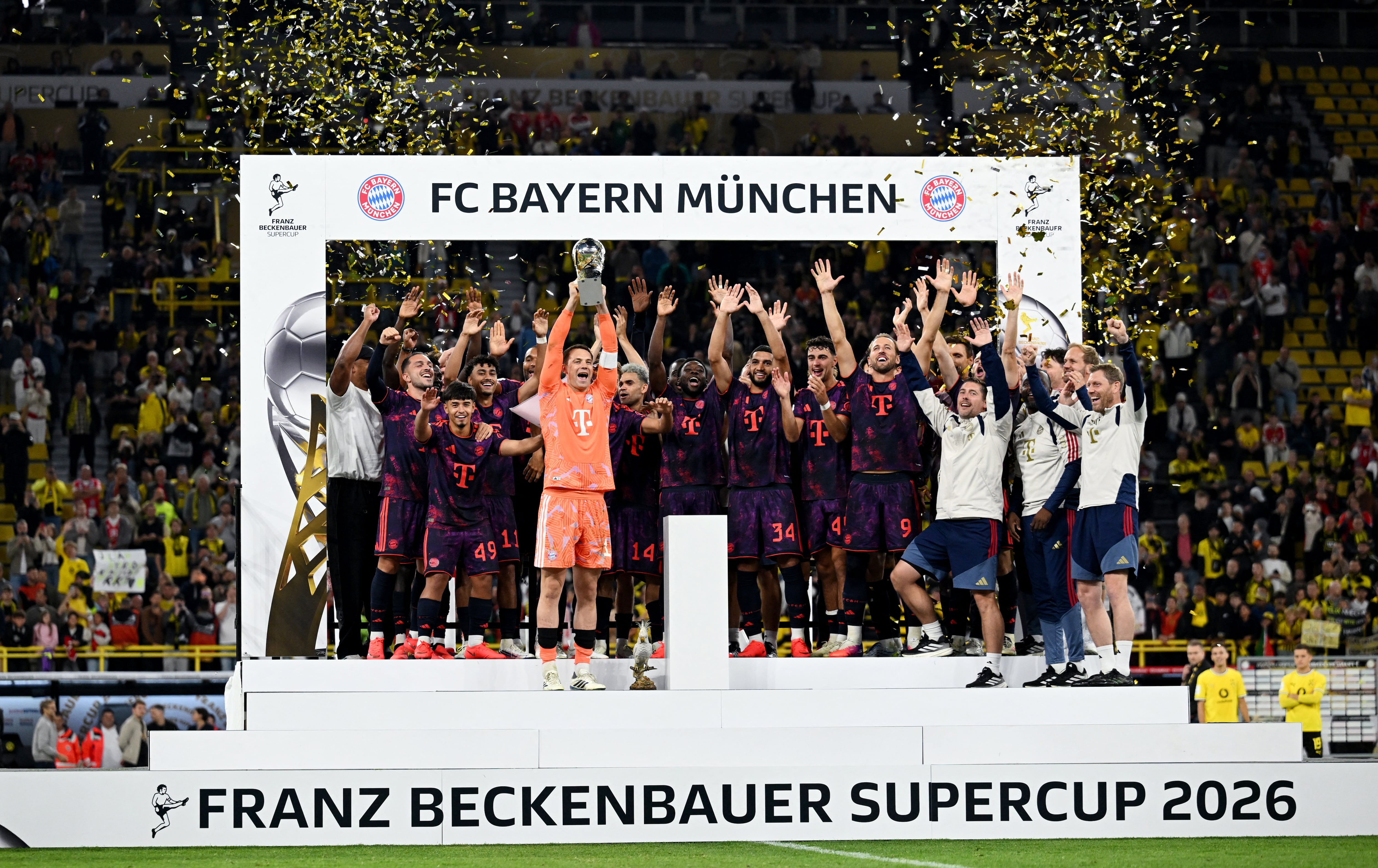 Manuel Neuer, del Bayern Múnich, levanta el trofeo junto a sus compañeros tras ganar la final de la Supercopa DFL-crédito Teresa Kroeger/REUTERS