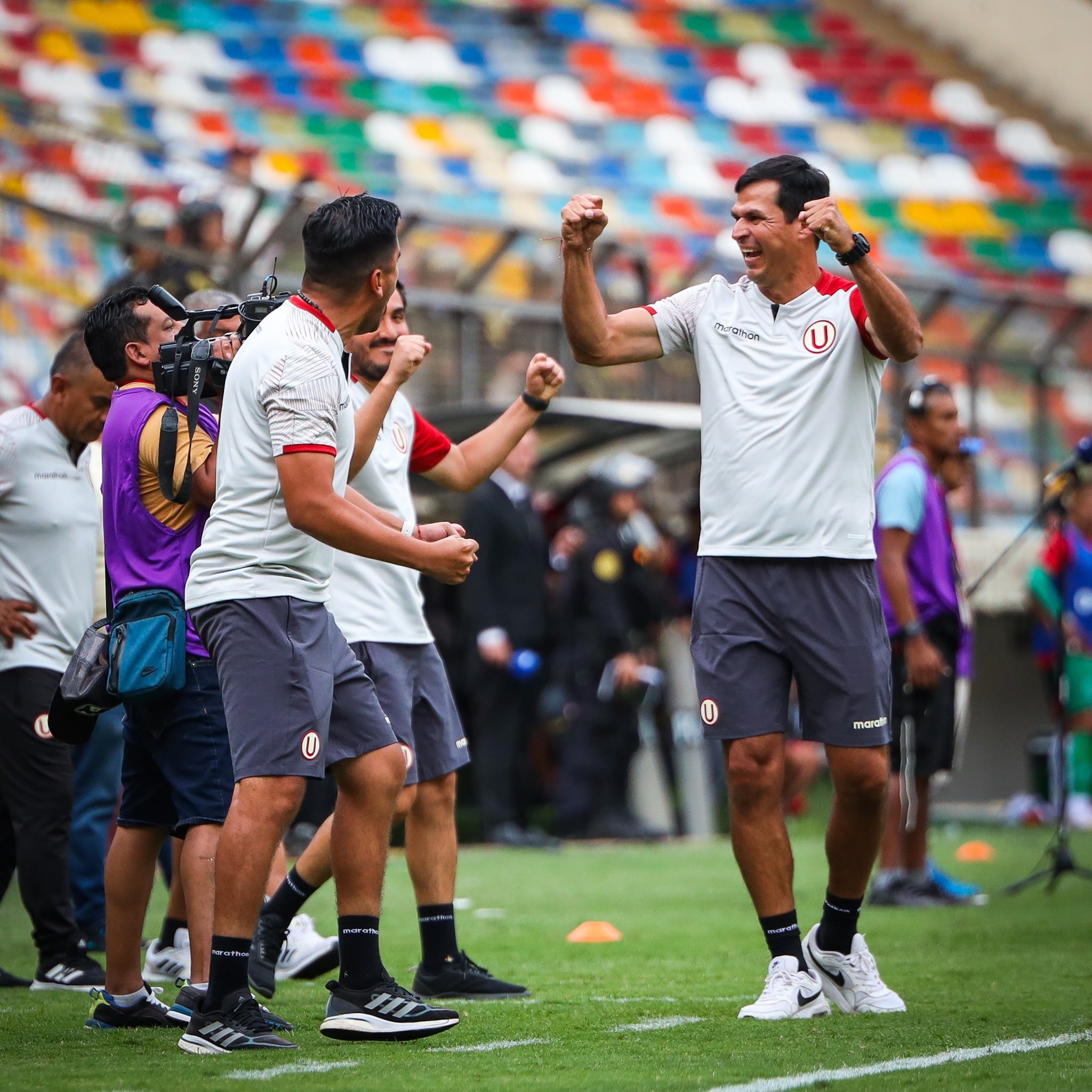 Jorge Araujo celebra el triunfo ante Melgar por la fecha 7 del Torneo Apertura 2023. (Universitario)