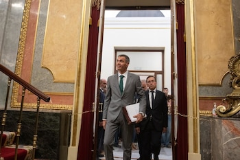 03/09/2026 El presidente del Gobierno, Pedro Sánchez (i), junto al ministro de Asuntos Exteriores, Unión Europea y Cooperación, José Manuel Albares (d), a su llegada a una sesión plenaria en el Congreso de los Diputados, a 3 de septiembre de 2026, en Madrid (España). Sánchez comparece este jueves ante el Pleno del Congreso para informar sobre la gestión del Ejecutivo en relación con los hechos ocurridos en Ceuta desde el pasado 30 de julio y sobre la situación que atraviesa la ciudad autónoma.
POLITICA
Fernando Sánchez - Europa Press