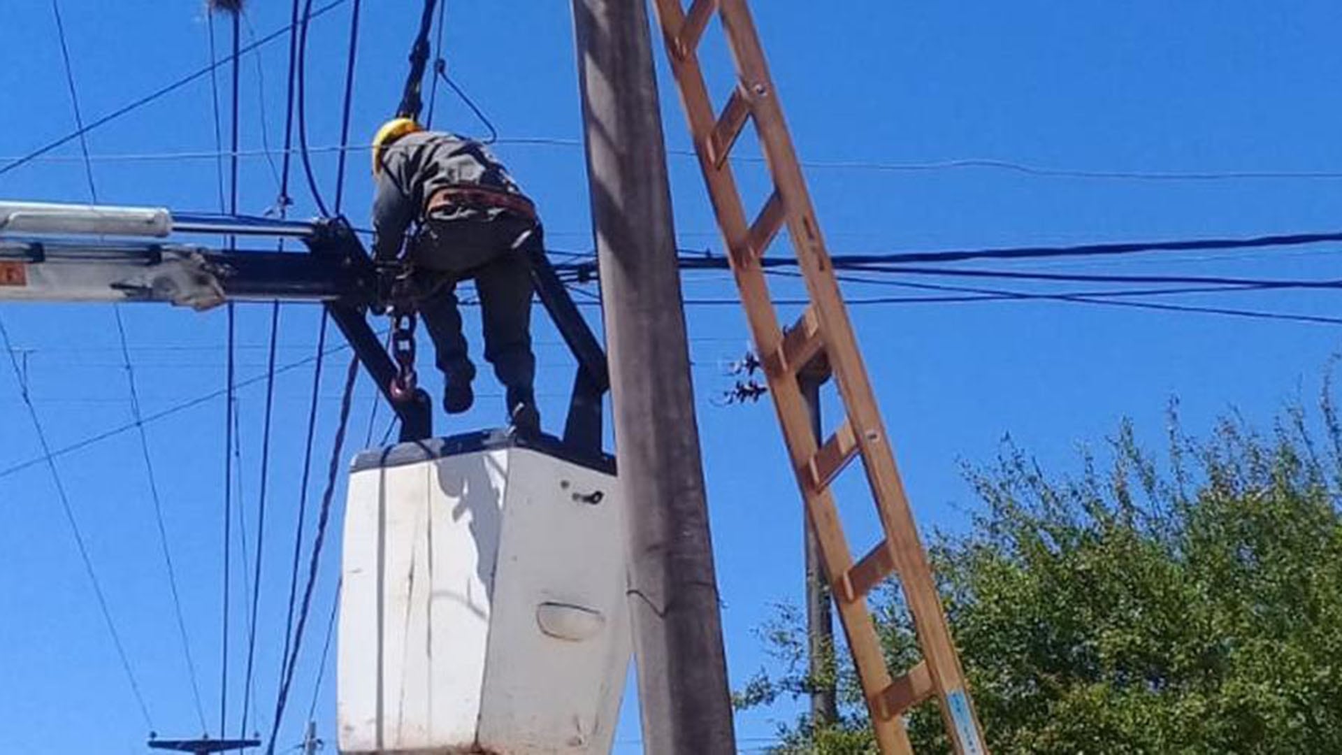 La Justicia rechazó los argumentos de fuerza mayor presentados por la empresa y estableció que no justificó los prolongados cortes de energía eléctrica. (Foto de archivo)