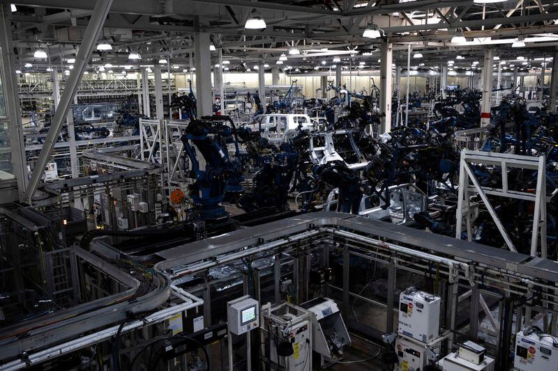 FOTO DE ARCHIVO: Maquinaria ensambla vehículos R1 de segunda generación en una planta del fabricante de automóviles eléctricos Rivian en Normal, Illinois, Estados Unidos. 21 de junio de 2024. REUTERS/Joel Angel Juarez/Archivo