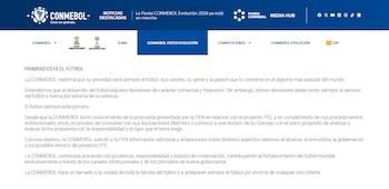 Página web de CONMEBOL con su logotipo, barra de navegación superior y lateral, y un comunicado oficial con el título 'PRIMERO ESTÁ EL FÚTBOL'