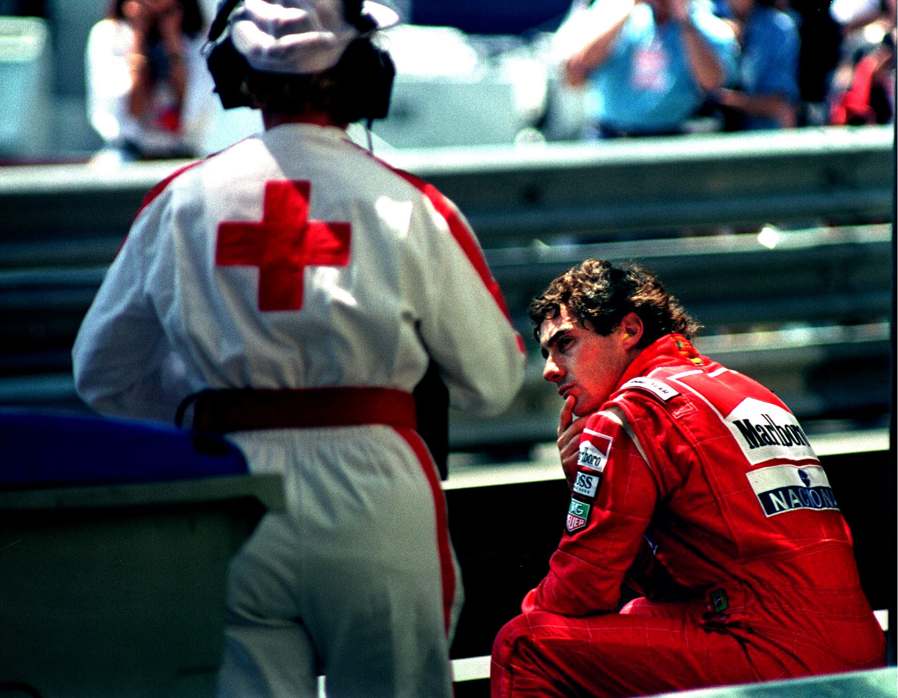 El piloto alemán se impuso en una lucha intensa con Ayrton Senna, quien intentó mantenerse a ritmo pese a graves fallas mecánicas (REUTERS/Mal Langsdon/File Photo)