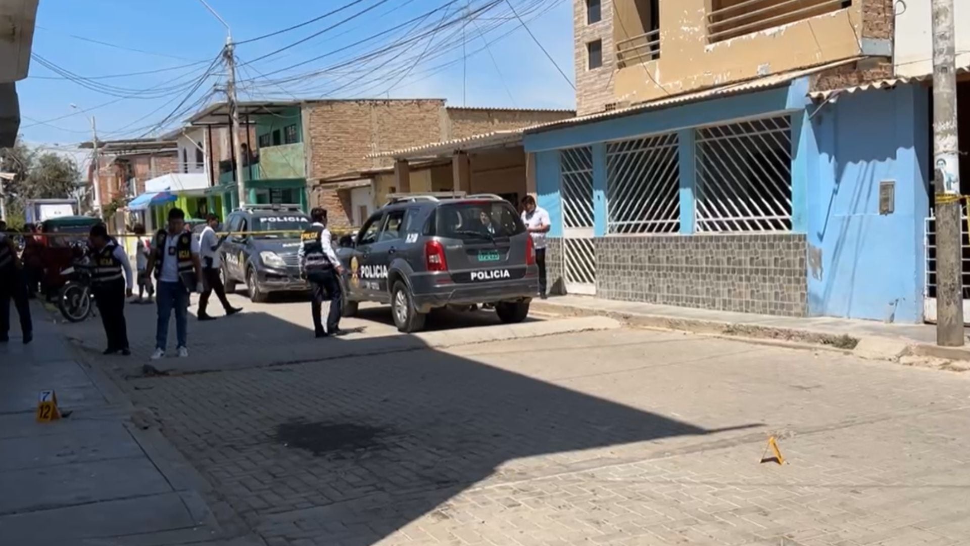 Dos sicarios en moto matan a un policía frente a una licorería en Pisco: cámaras captaron el violento ataque