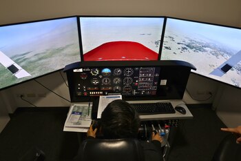 Alumno de ESPAC ajustando controles