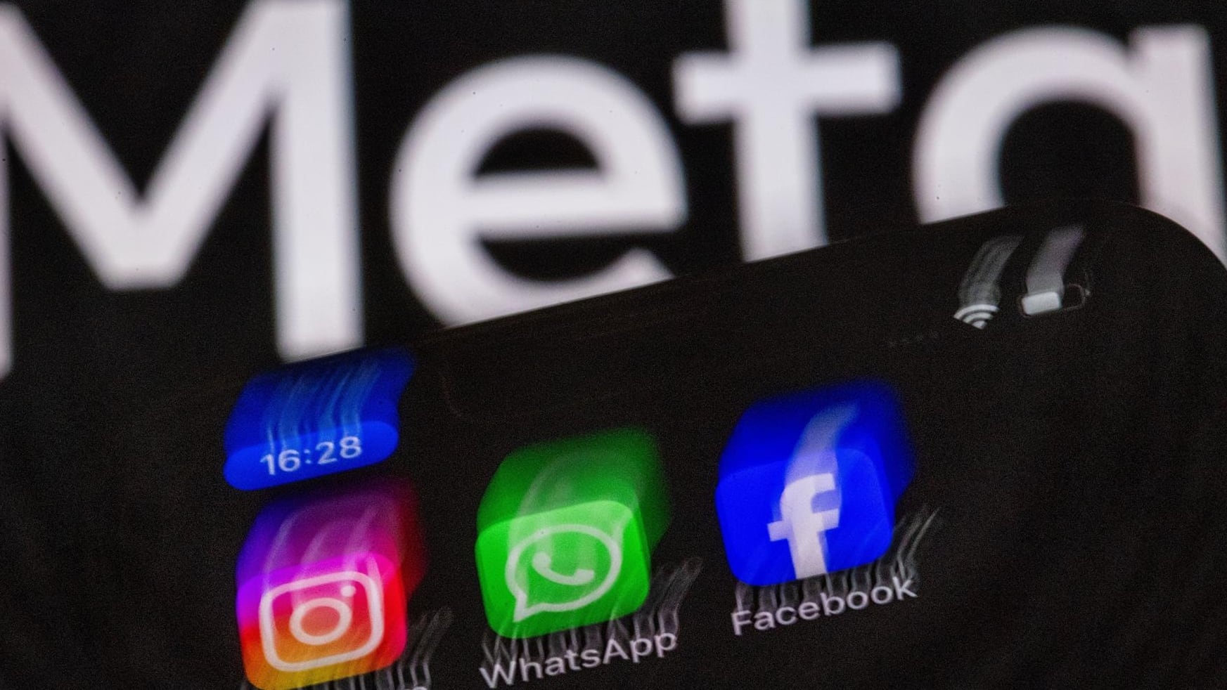 Meta anunció límites de dos horas diarias de uso en Instagram y Facebook para menores de 18 años, una medida que solo los padres podrán ampliar. (Reuters)