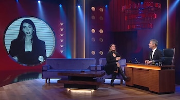 Mario Pergolini en un escritorio conversando con Leticia Siciliani sentada en un sillón dentro de un estudio de televisión.