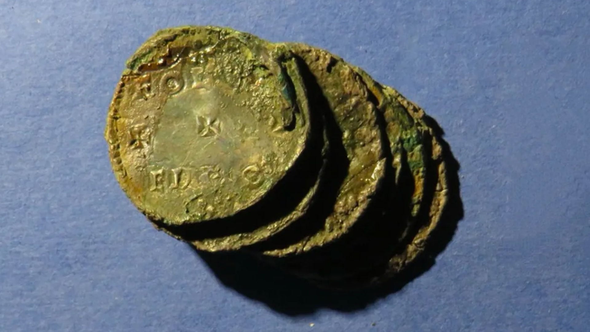 Las monedas junto al Vaticano no eran romanas: eran inglesas y cambian la historia del hallazgo