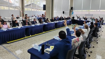 Comisión de postulación en Guatemala define reglas para elegir contralor: voto a viva voz, quórum de 18 y prohibición de celulares
