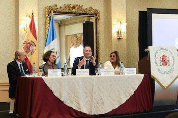El presidente del Banco de Guatemala (Banguat), Álvaro González Ricci (c), habla junto al presidente de la Cámara Oficial de Comercio de España, Rafael Briz (i), la embajadora de España en Guatemala, María Clara Girbau Ronda y la directora ejecutiva de la Cámara Oficial Española de Guatemala, Silvia Tamayac, durante un encuentro empresarial este jueves, en Ciudad de Guatemala. (EFE/ Alex Cruz)