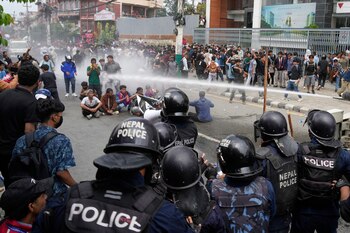 Nepal restableció el acceso a redes sociales tras las violentas protestas que dejaron al menos 19 muertos (AP Foto/Niranjan Shrestha)