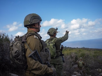 Tropas israelíes patrullan el sur del Líbano en medio de la reciente tregua con Hezbollah