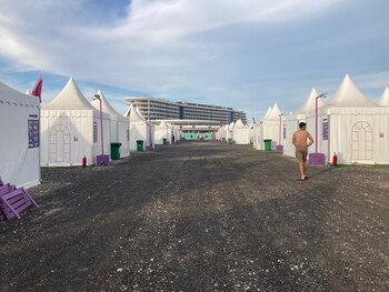 En el campamento hay 1.800