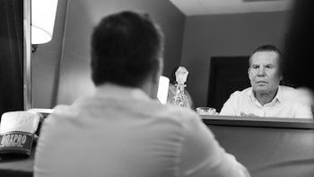 Entre mentiras y recuerdos borrosos, Julio César Chávez afronta sus demonios en nueva serie documental ‘Chávez vs Chávez’