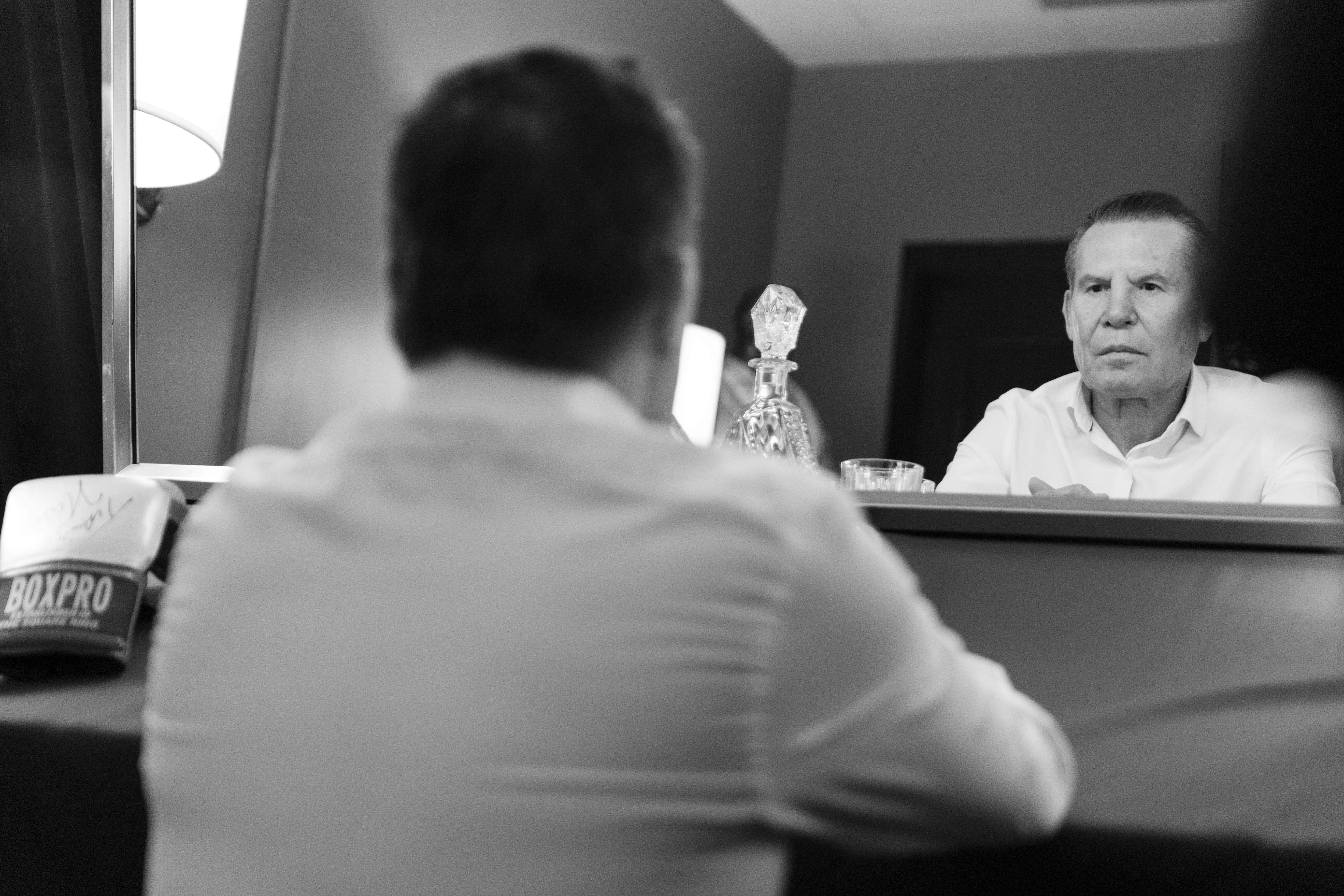 El exboxeador mexicano Julio César Chávez se afronta a si mismo en nueva serie documental (Cortesía Vix)