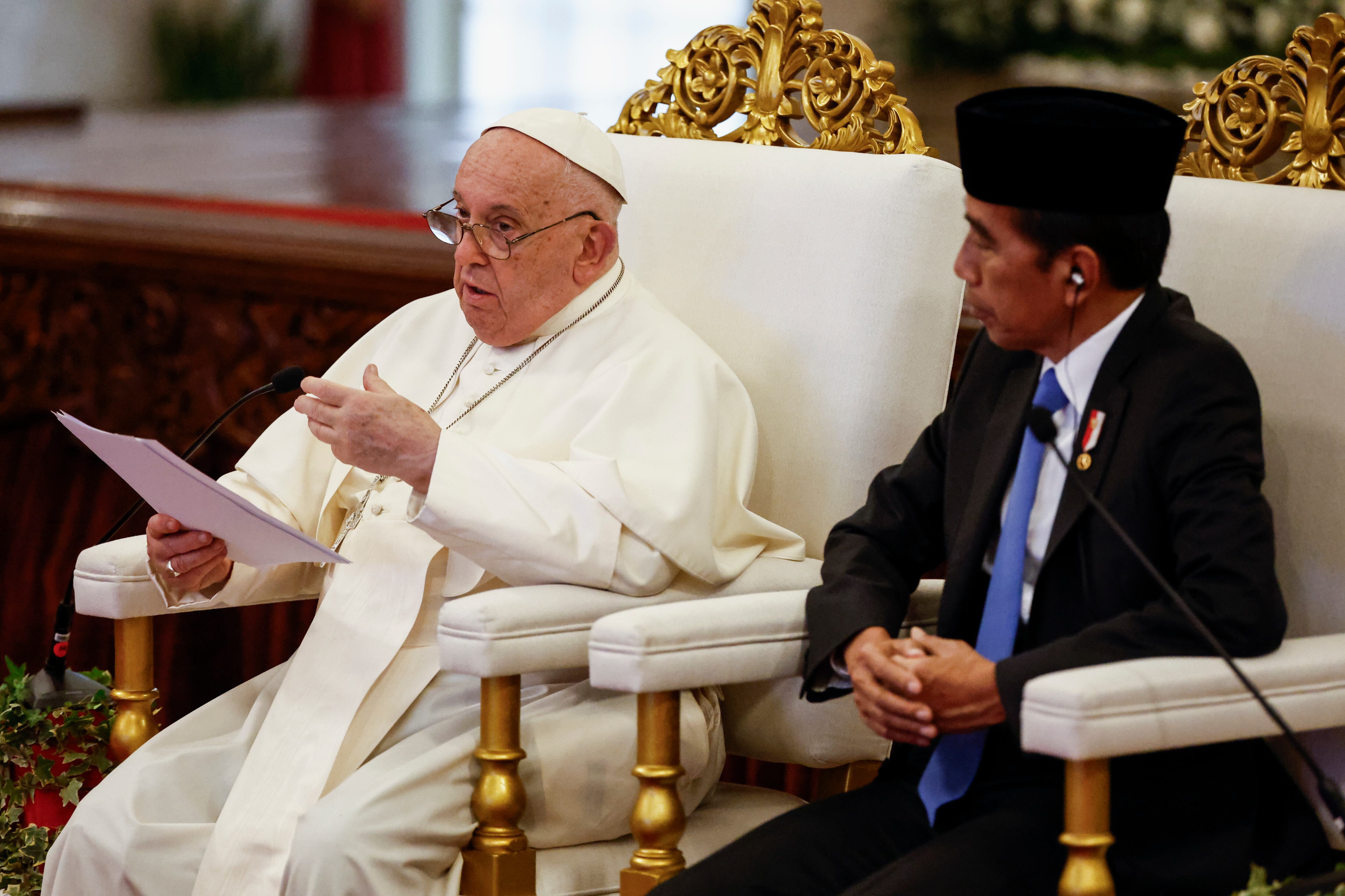 El Papa Francisco, a la izquierda, pronuncia su discurso junto al presidente indonesio, Joko Widodo, durante su visita apostólica a Asia. Palacio Presidencial de Yakarta, 4 de septiembre de 2024 (Willy Kurniawan/Pool Foto via AP)