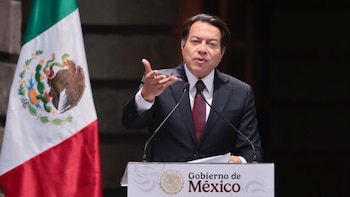 Gobierno premia a los maestros con aumento salarial tras escándalo por el fin del calendario de la SEP 2026