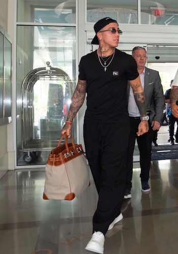Enzo Fernández elige un look monocromático negro, combinando camiseta ajustada y pantalón deportivo con zapatillas blancas y gorra hacia atrás