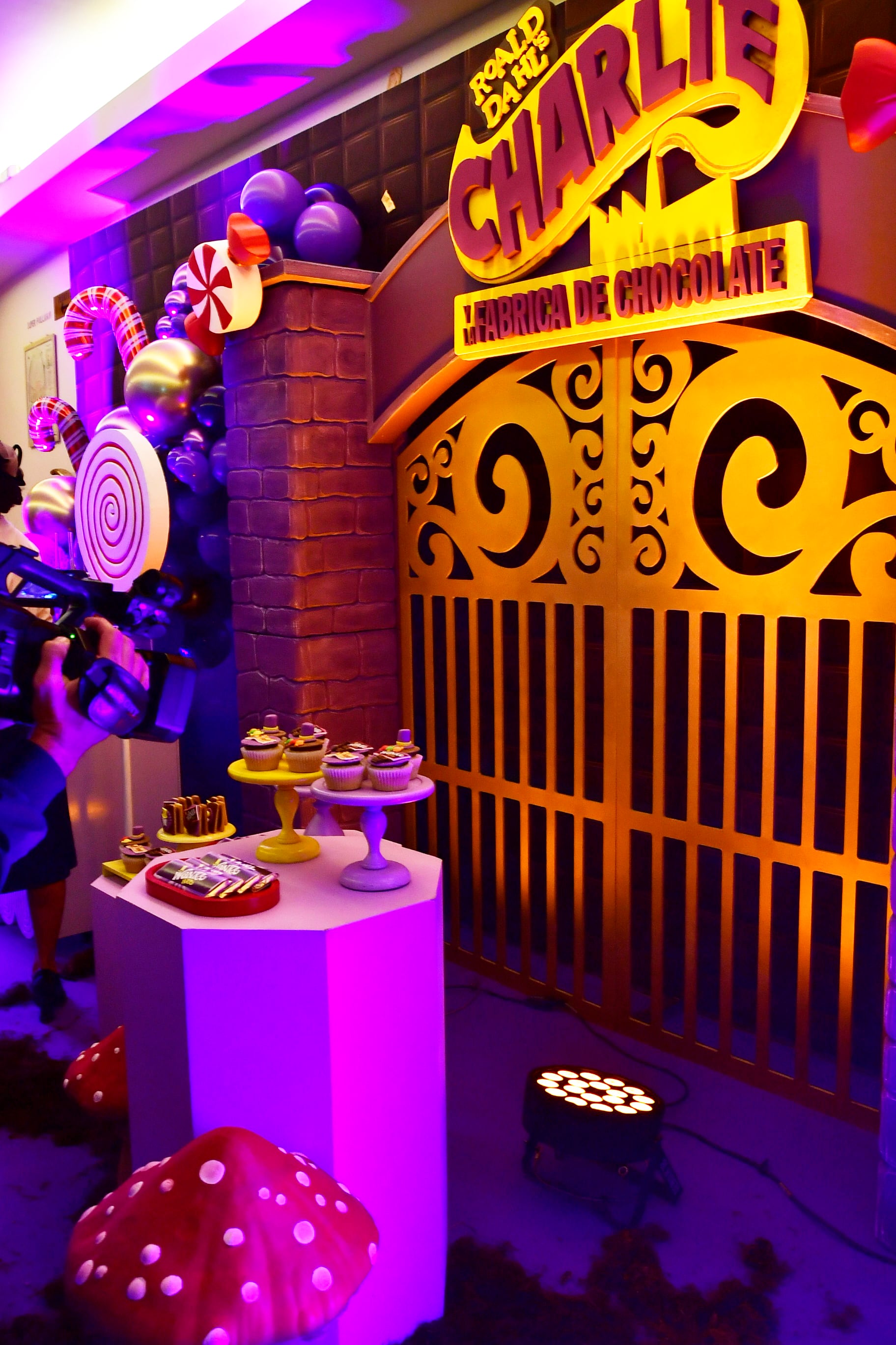 El musical adapta la icónica historia para el teatro e introduce cambios y diferencias respecto a las películas originales, sorprendiendo al público de todas las edades