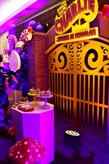 Willy Wonka invadió calle Corrientes: el adelanto de Charlie y la fábrica de chocolate a pura magia y canto