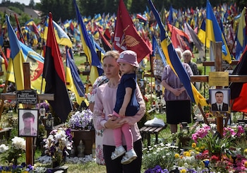 Una mujer con una niña