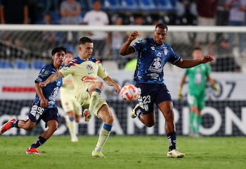 Soccer Football - CONCACAF Champions Cup - Semi-Final - Second Leg - Pachuca v America - Estadio Hidalgo, Pachuca, Mexico - April 30, 2024 America's Alvaro Fidalgo in action with Pachuca's Salomon Rondon REUTERS/Raquel Cunha