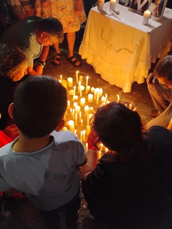 Familiares, amigos y vecinos llegaron la noche del martes 14 de julio a una de las calles del barrio La Victoria, en Bucaramanga (Santander) para llevar a cabo la velatón en memoria de Joan Sebastián Durán Guerrero - crédito Metropolitano Noticias / Facebook