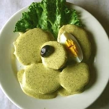 Algunos lo suelen acompañan con aceituna como decoración (atodoperu).