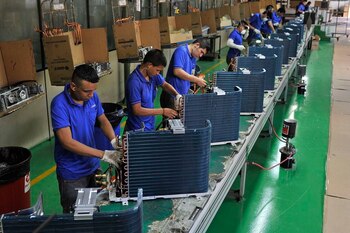 Empleados trabajan en una línea de producción en una fábrica de la marca china Gree, en Manaos, Brasil (REUTERS/Jianan Yu/Archivo)