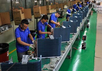 Empleados trabajan en una línea de producción en una fábrica de la marca china Gree, en Manaos, Brasil (REUTERS/Jianan Yu/Archivo)